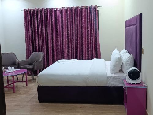 Bed, Emporia Hotel & Suites in Lahore