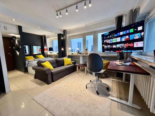 SAWA Apartment 2xMetro WiFi 500 Mbs 50’TV Netflix HBO AppleTV+, Warsaw