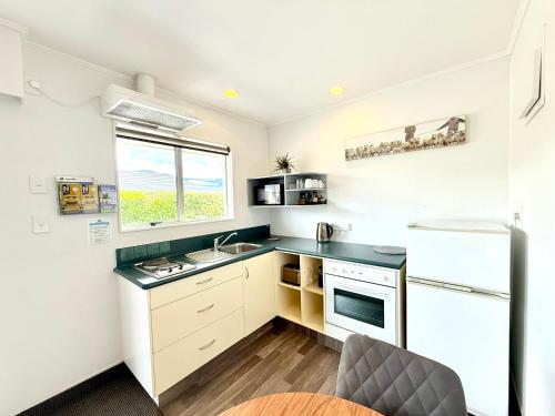 Kitchen, Asure Fountain Resort Motel in Tahunanui