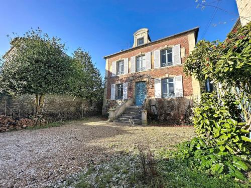 Charming bourgeois house – Précy town centre (Charming bourgeois house – Precy town centre) in Neuilly-en-Thelle