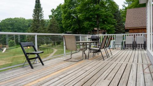陽台/露台, Muskoka 4-Bedroom Cottage in 溫德米爾(ON)