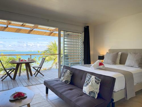 Studio with a view of a heavenly lagoon in เกาะโบราโบร่า