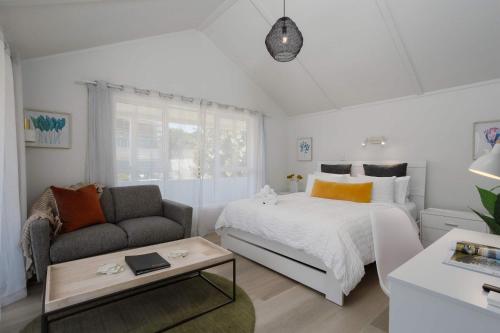 Spacious, Breezy Studio Apartment, Moments from Downtown and Beach, Mount Maunganui