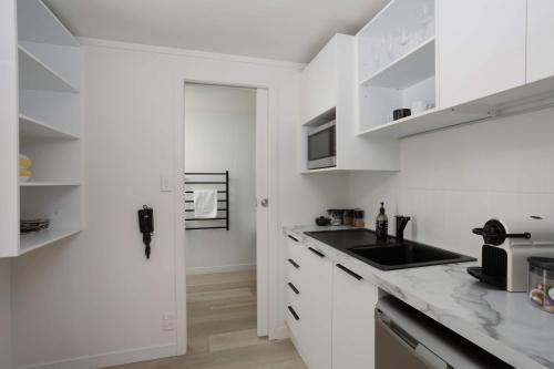 Spacious, Breezy Studio Apartment, Moments from Downtown and Beach, Mount Maunganui (foto 3)