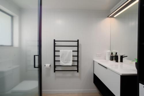 Spacious, Breezy Studio Apartment, Moments from Downtown and Beach, Mount Maunganui (foto 6)