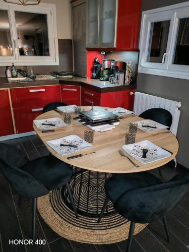 Konyha, La Cachette Maison 6 personnes 3 chambres avec jardin in Saint-Prix (Ile-de-France)