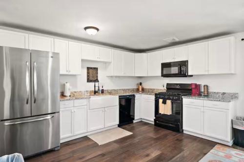Paradise Valley Village Home with a Large Backyard Pool – khách sạn tại Bắc Phoenix