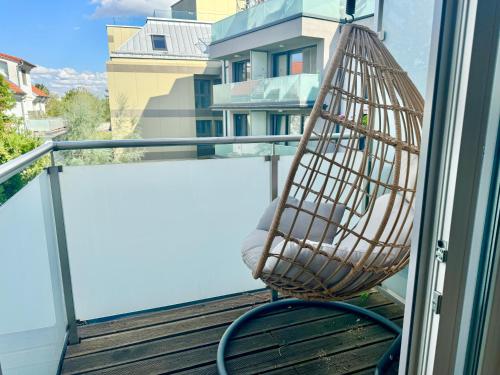 145 m2 4-Bedroom Apartment with Balcony & Free Parking in Wien, Österreich