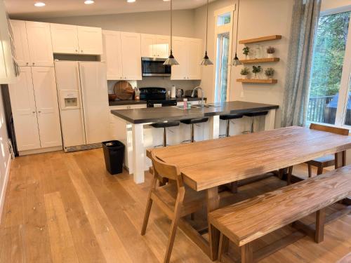 virtuve, Built 2016 Pristine Lake House for Boating, Remote Work, Hiking and Relaxing in Marion (MT)