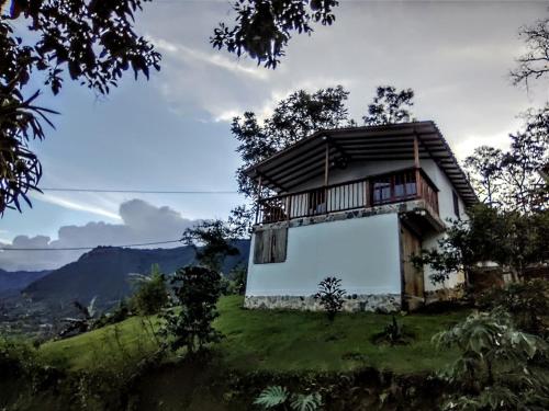 Country cabin with panoramic view among clouds - cabaña refugio entre nubes