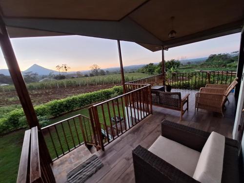 Arenal Nephelium Country Home, Refugio rural con piscina, jacuzzi y balcón con hermosas vistas al Volcán Arenal, en una finca privada, Fortuna (foto 11)