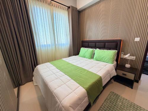 Tri-Zen Colombo 2 - 38th Floor Luxury Apartment with City Skyline Views & Rooftop Pool – khách sạn tại Union Place