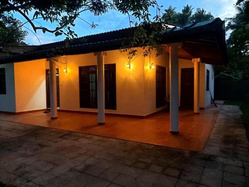 Blue Wave Madiha guest house – khách sạn tại Walgama