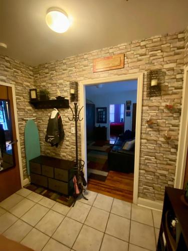 A szálláshely kívülről, Woodside room in LaGuardia repülőtér