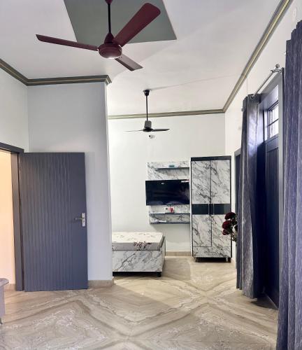 Grey house photo 4
