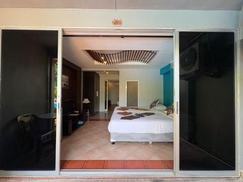 Quad room, garden view