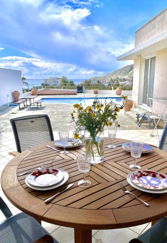 Stunning villa with breathtaking sea view – khách sạn tại Pissouri