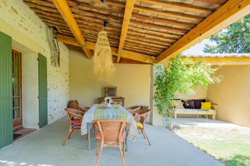 Viesnīcas āriene, House Among Vineyards Near Mont Ventoux in Camaret-Sur-Aigues