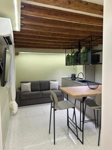 Canal View Boutique Apartment - image 3