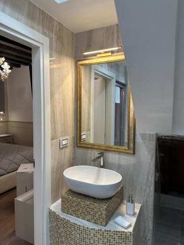 Canal View Boutique Apartment - image 10