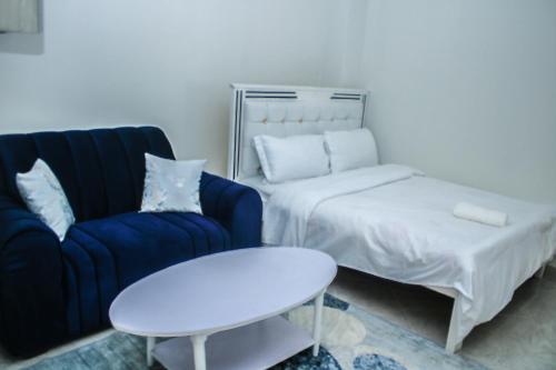 Luxe Homes in เมรู