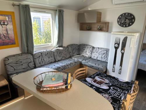Linge literie et toilette fournis, un grand confort, à côté ou à 5 minutes des piscines tous 3 chambres grande terrasse couverte 2