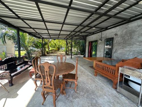 Ban Buarawong บ้านบัวระวงค์ in Saraphi