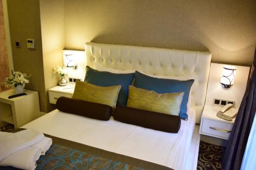 Standard Double or Twin Room image 8