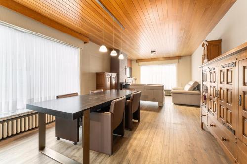 BnB Izegem Villa Vergezicht 5 slaapkamers en 2 badkamers, 12 personen in 伊澤海姆