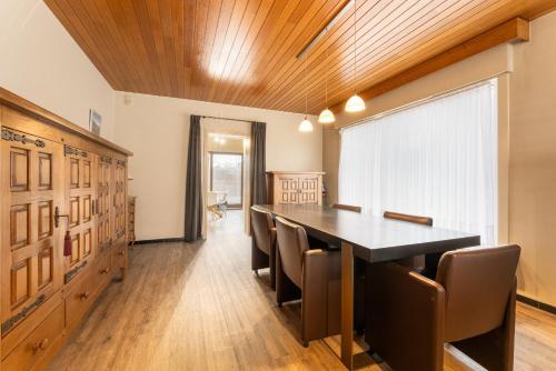BnB Izegem Villa Vergezicht 5 slaapkamers en 2 badkamers, 12 personen in 伊澤海姆
