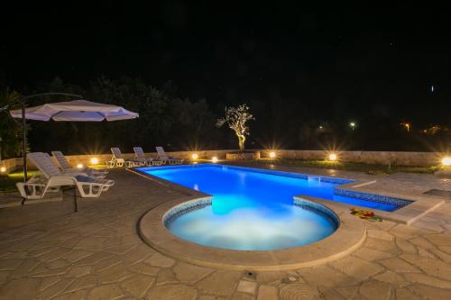 Six-Bedroom Holiday Home with Terrace and Swimming Pool image 6