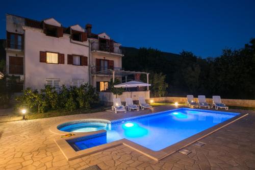 Six-Bedroom Holiday Home with Terrace and Swimming Pool image 5