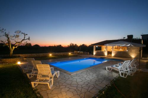 Six-Bedroom Holiday Home with Terrace and Swimming Pool image 3
