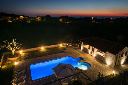 Six-Bedroom Holiday Home with Terrace and Swimming Pool image 4