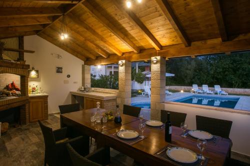 Six-Bedroom Holiday Home with Terrace and Swimming Pool image 2