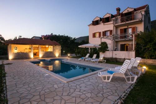Six-Bedroom Holiday Home with Terrace and Swimming Pool image 1