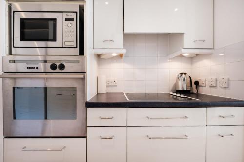 BnBNova - 2BR 2BA Penthouse with Terrace - Heart of Holborn - image 3