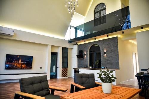 Arinest Villa with heated pool, 20 min from Yerevan in Abovyan