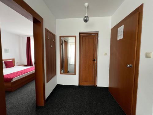 Hotel 007 - image 12