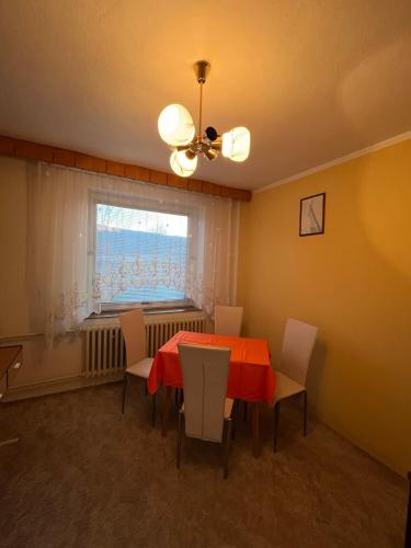 House with mountain views and garden by the stream in Lopej