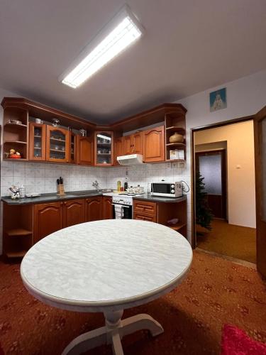 virtuve, House with mountain views and garden by the stream in Lopej