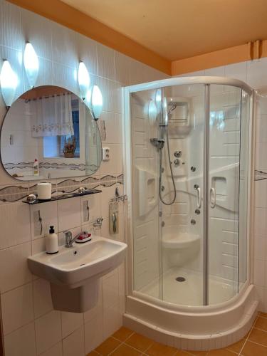Vannas istaba, House with mountain views and garden by the stream in Lopej