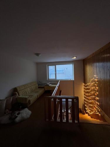 House with mountain views and garden by the stream in Lopej