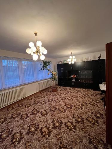 Koplietošanas atpūtas telpa ar TV, House with mountain views and garden by the stream in Lopej