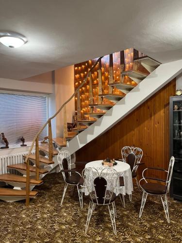 House with mountain views and garden by the stream in Lopej