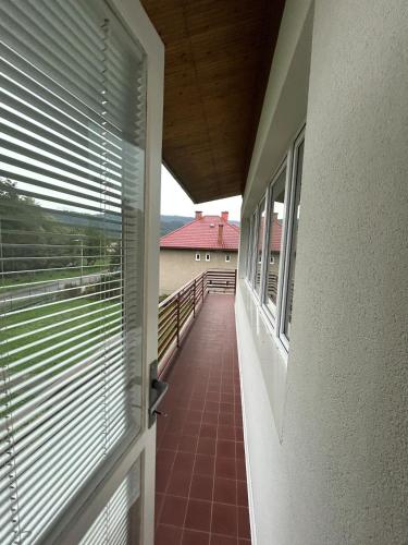 Balkons/terase, House with mountain views and garden by the stream in Lopej