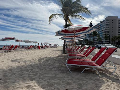 2BR W Residence FLL OCEAN VIEWS Infinity pool hot tub large balcony easy amentiy access - image 4