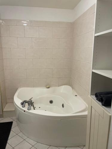 Appartement 6 personnes avec jacuzzi in Torcy