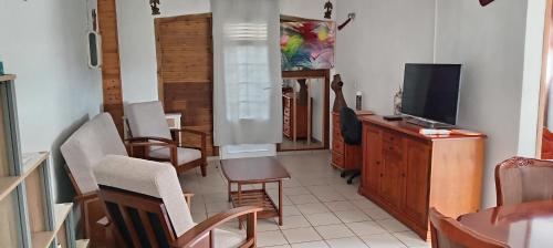 Villa Le Gommier, 2 ch 4 Pers-Terrasse et jardin au Moule in Le Moule