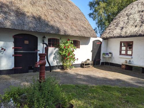 Gemutliches Reetdachhaus mit Kaminofen in Vester Vedsted